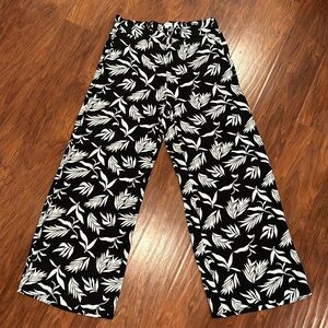 Women’s black & white floral print Loft elastic waist wide leg pant size Medium